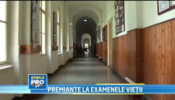 Povestea elevelor care invata exceptional, desi traiesc departe de parintii lor plecati din tara