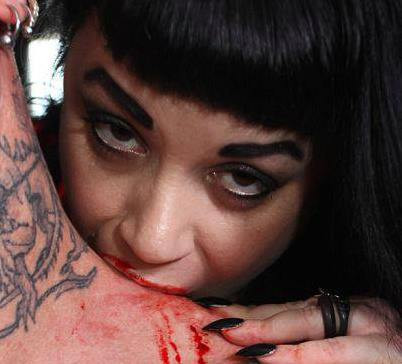 "Copiii mei sunt oripilati, dar nu ma pot abtine". Femeia vampir bea 2 litri de sange de om pe luna