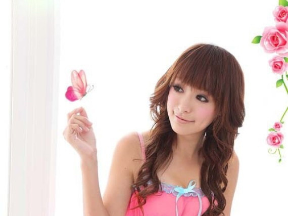 Gafa imensa facuta intr-o fotografie de reclama. Cum a fost "mutilat" modelul in Photoshop