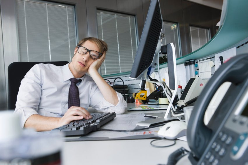 Angajatul unei banci a facut un transfer de 222.222.222,22 de euro, dupa ce a adormit pe tastatura