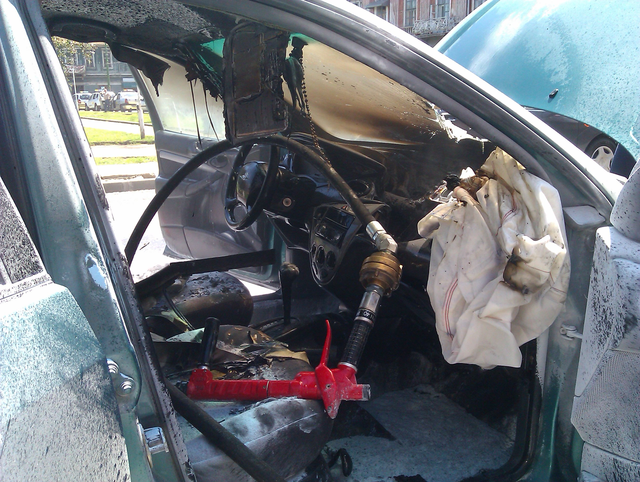 O soferita din Arad s-a trezit cu flacari in masina. Cum a reactionat