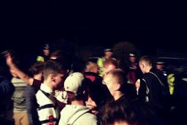 A anuntat pe Facebook ca organizeaza o petrecere la el acasa. Ce surpriza a avut peste cateva ore