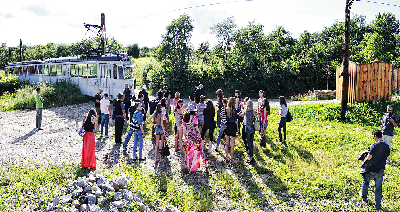 Feeric Fashion Days. Prezentari de moda intre locomotive si prezentari prin apa