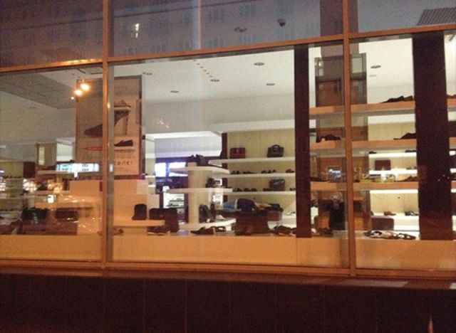 Ce se intampla in miez de noapte intr-un magazin de incaltaminte. GALERIE FOTO