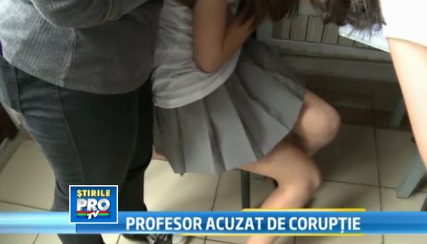 Profesorul de muzica din Buzau, acuzat de coruptie sexuala de catre 6 eleve, a fost retinut