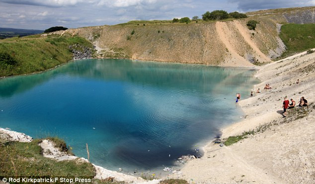 Arata ca o laguna exotica insa apele ascund un secret letal: lacul la fel de toxic precum clorul
