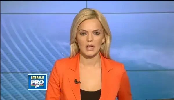 Un pui de bufnita ramas orfan este hranit cu penseta de cativa oameni din Targu Mures