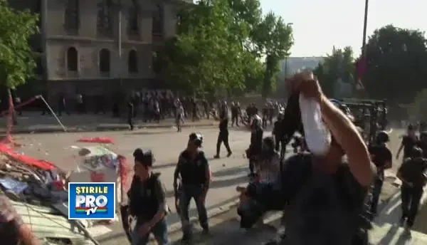Fortele de politie au intrat in Piata Taksim din Istanbul si au tras cu gaze lacrimogene