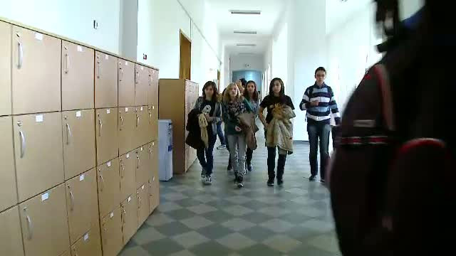 Zeci de elevi din Bihor risca sa nu mai mearga la scoala din cauza lipsei banilor de abonamente