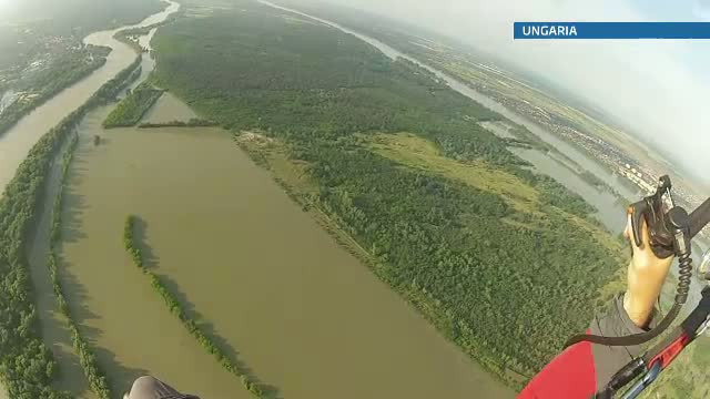 Voluntarii romani au salvat un intreg cartier rezidential din Budapesta de inundatiile devastatoare