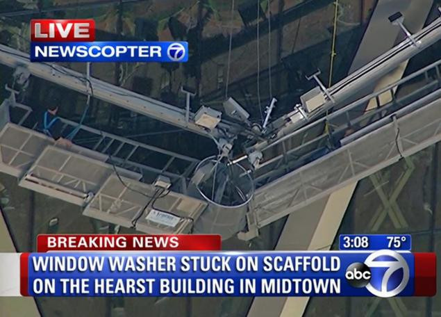 Operatiune spectaculoasa de salvare: 2 muncitori au ramas suspendati de un zgarie-nori din New York