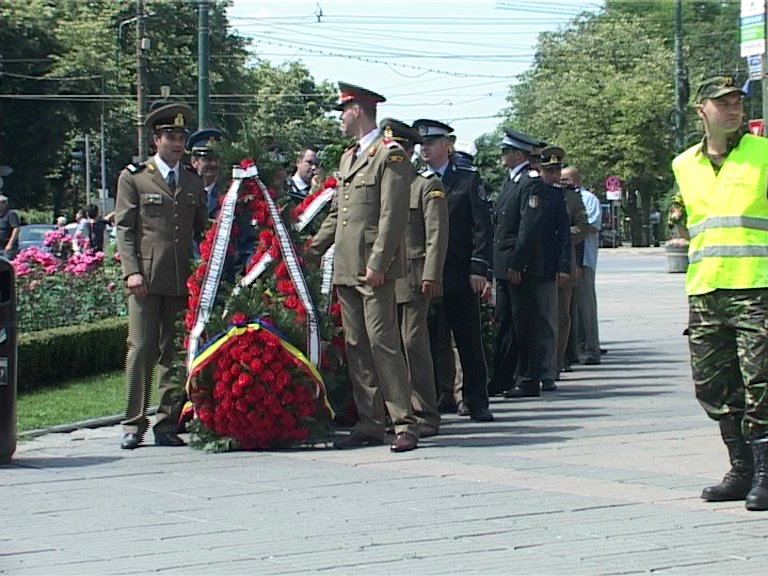Defilari ale garzii de onoare, depuneri de coroane si slujbe de pomenire, de Ziua Eroilor, la Timisoara