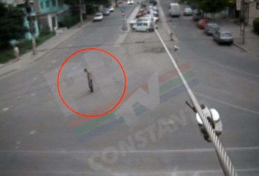 Momentul in care un betiv adoarme in picioare in mijlocul unei intersectii din Braila. VIDEO