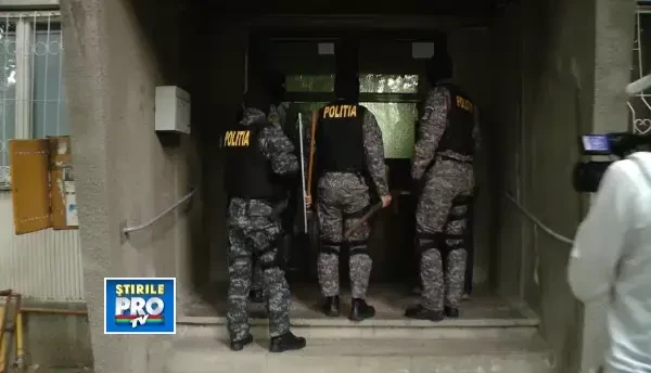 Descinderi la proxenetii din Timis. Minore de 15 si 17 ani erau obligate sa prostitueze