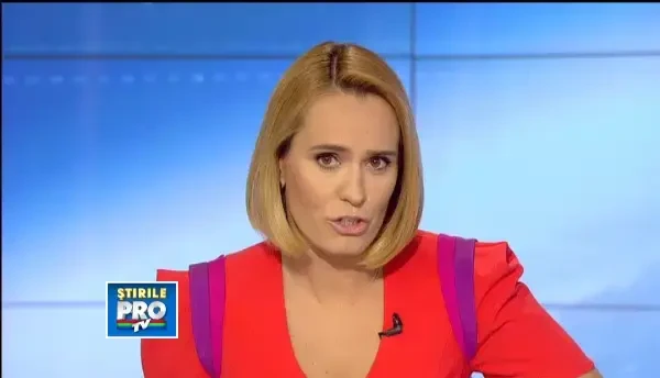 Momentul in care un betiv adoarme in picioare in mijlocul unei intersectii din Braila. VIDEO