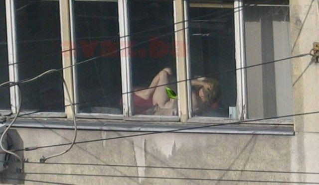 O judecatoare din Bosnia si Hertegovina, suspendata, dupa ce a fost prinsa dezbracata la birou