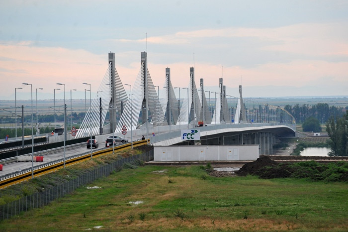 Isarescu crede ca podul Calafat-Vidin poate concura sa apara pe una dintre bancnotele de euro