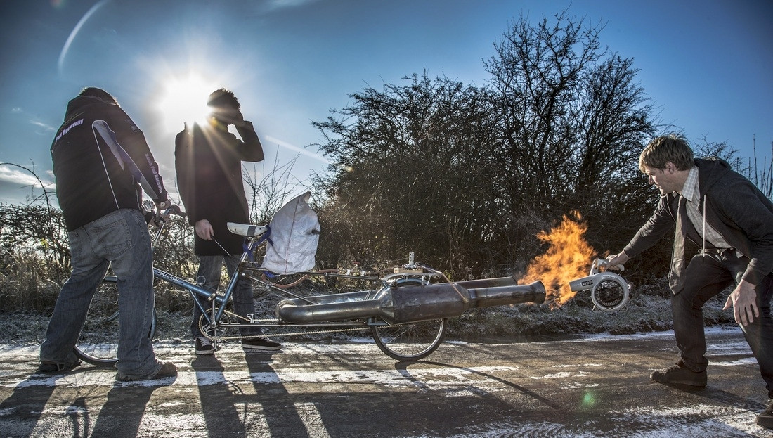 A transformat bicicleta bunicii intr-o BOMBA pe doua roti! Scuipa flacari si atinge 80 km/h! VIDEO
