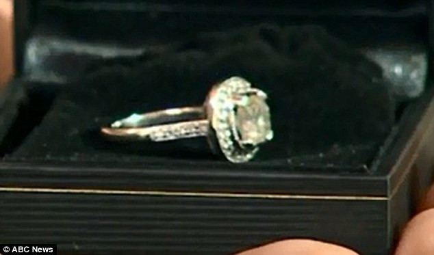 Din greseala, sotul a vandut inelul de logodna la un targ de vechituri. Ce a urmat