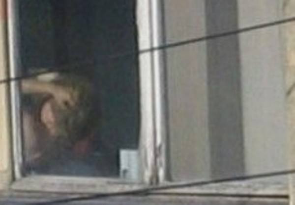 Toti trecatorii au privit blocati din mijlocul strazii. Credea ca nu o vede nimeni cand face asta