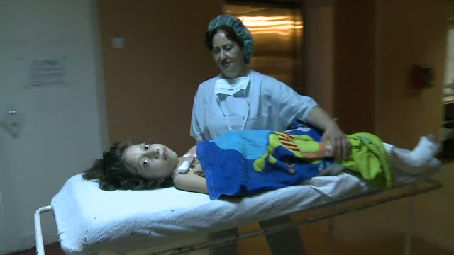 Andreea, fetita care se deplasa doar in mersul piticului, isi va sarbatori ziua stand in picioare