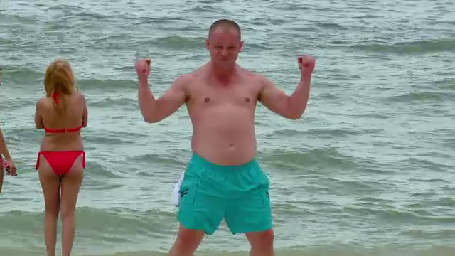 Spectacol pe plaja din Mamaia cu Costel din Chisinau. Ce a facut in fata camerelor