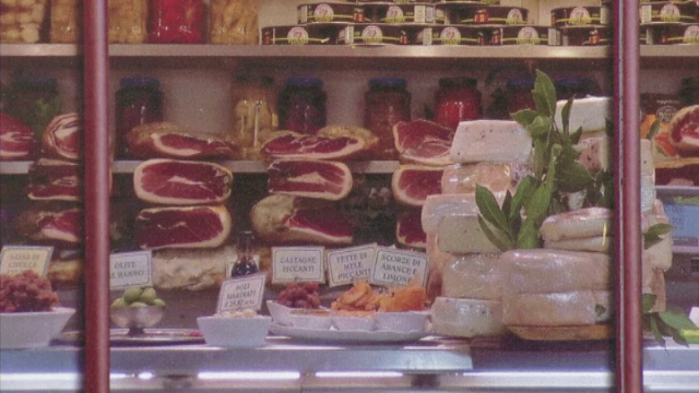 Pregatiri pentru summit-ul G8 in Irlanda. Saracia din magazine, ascunsa de postere cu alimente