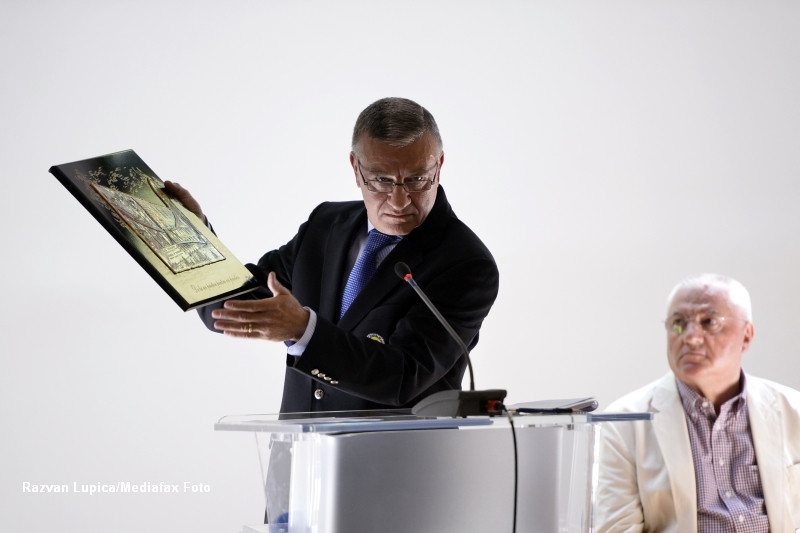 Mircea Sandu si Dumitru Dragomir, trimisi in judecata de DNA, in dosarul dezafilierii U Craiova