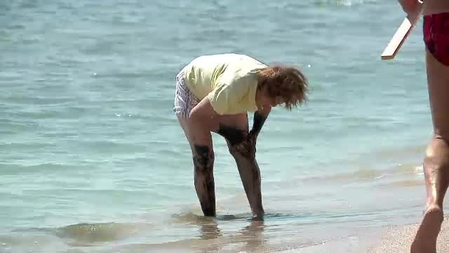 Tratamente cu namol la borcan, direct pe plaja. Ce au platit si ce au primit pensionarii, la Mamaia