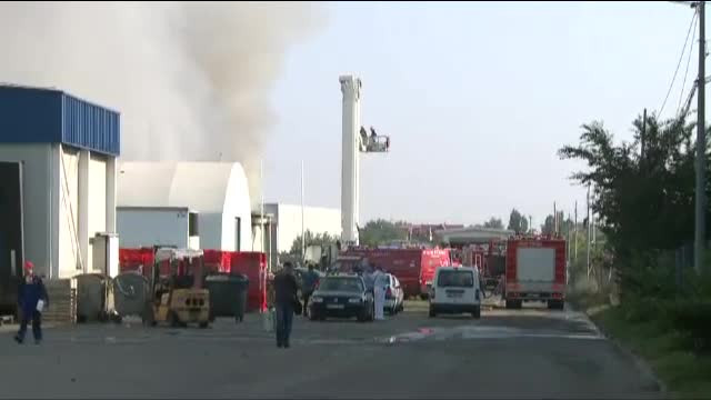 Incendiu pe Soseaua de Centura a Capitalei la un depozit. Doua masini de pompieri nu au facut fata