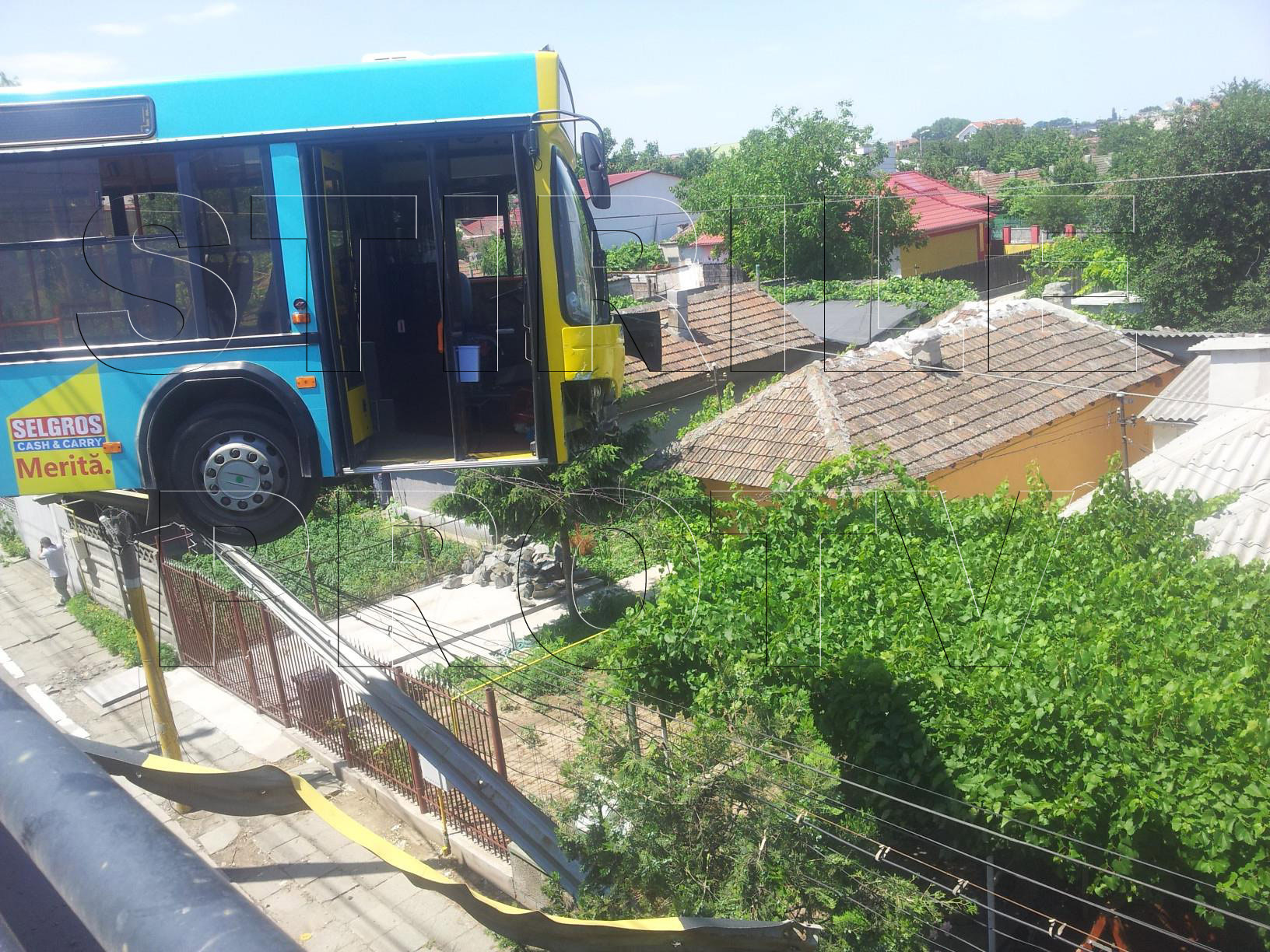 FOTO. Un autobuz a ramas suspendat in gol, pe marginea unui pod din Constanta