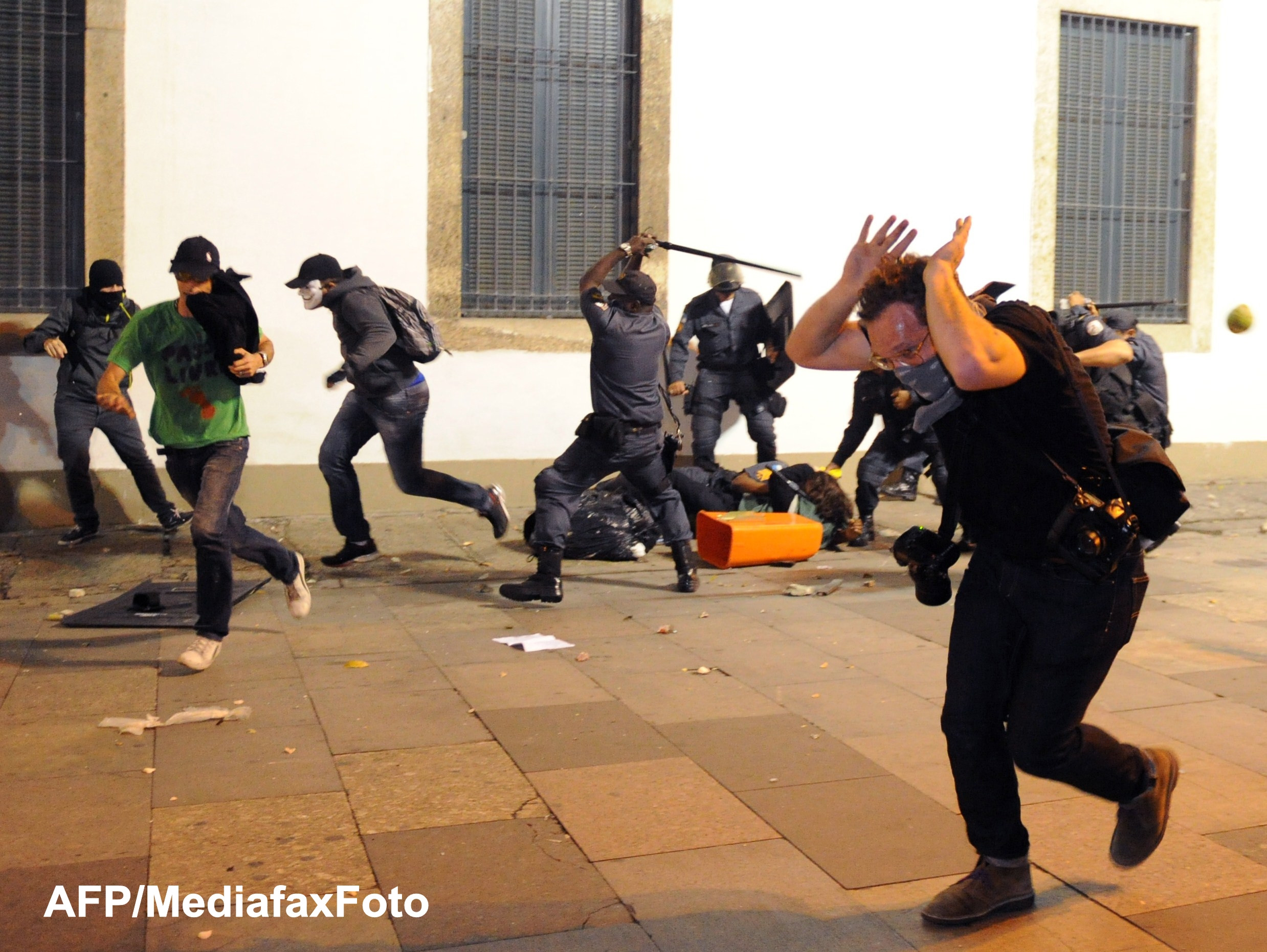 Confruntari violente intre manifestanti si politie la Rio de Janeiro. Avertismente cu gloante reale