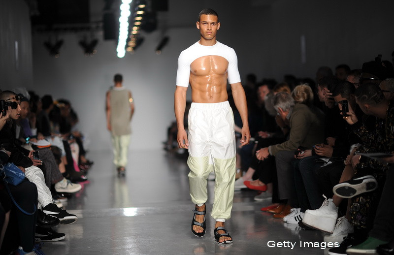 Sunt putini barbatii care ar avea curajul sa imbrace asa ceva. FOTO