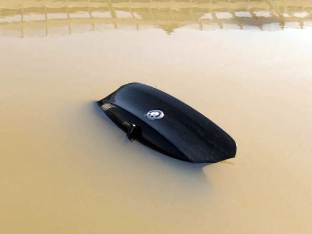 Le plangi de mila! Inundatiile din Europa au dat dauna TOTALA printre masini!