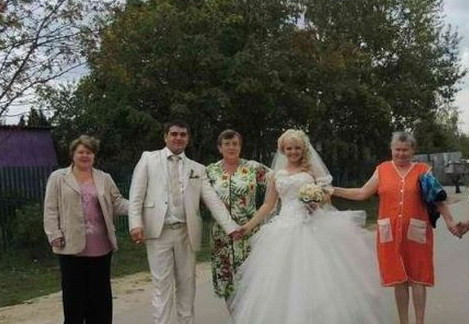 Poza de nunta cu care mirii se mandresc, dar s-au facut de ras pe internet. Ce apare in cadru. FOTO