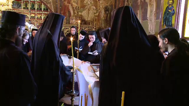 Sute de credinciosi din tara, in pelerinaj la capataiul parintelui Iustin Parvu