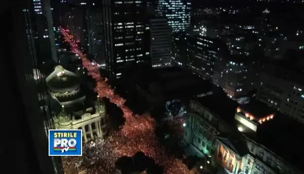 CLIPUL ZILEI: Confruntari violente intre manifestanti si politie la Rio de Janeiro. Avertismente cu gloante reale