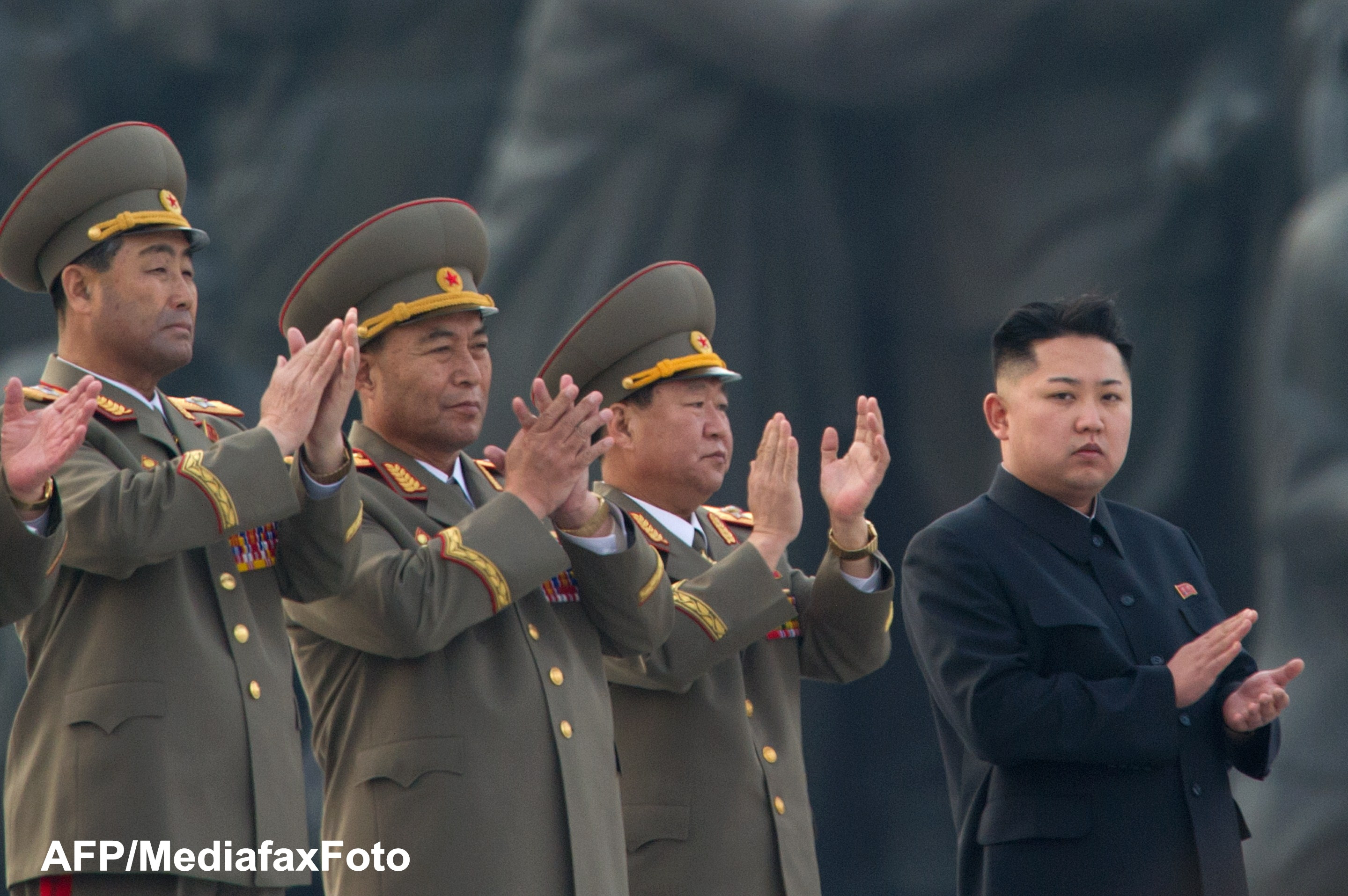 Huffington Post: Unchiul lui Kim Jong-un a fost aruncat intr-o cusca cu 120 de caini infometati