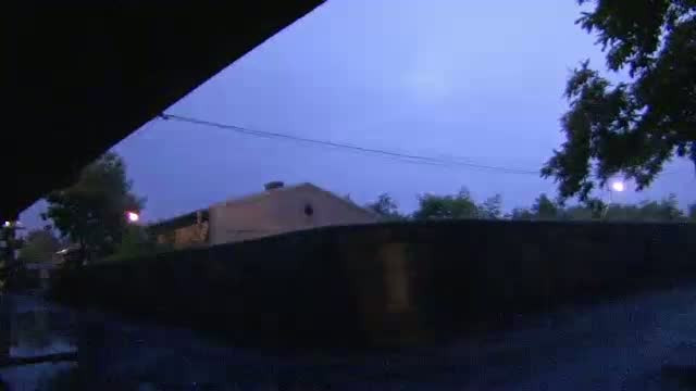 O furtuna puternica a facut ravagii la Suceava. Apa din parcarea garii a ajuns chiar si la un metru