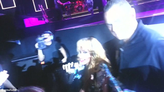 Rihanna, gest violent in fata scenei. Ce i-a facut vedeta unui fan insistent. VIDEO