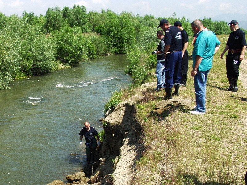 Cadavrul unui bebelus, gasit pe malul raului Ialomita