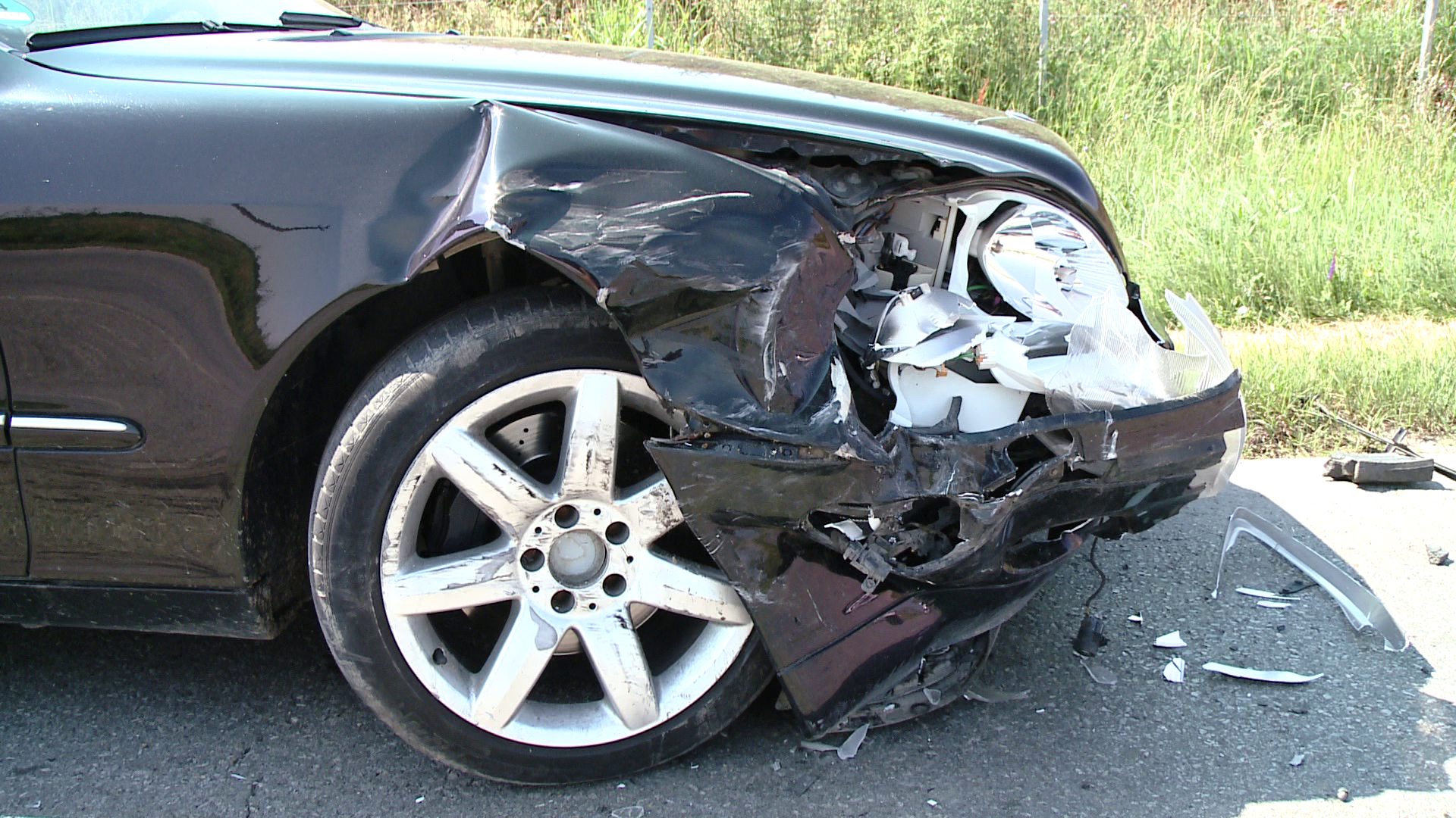 Vitezoman la varsta a treia. Masina condusa de un barbat de 91 de ani a ajuns intr-un perete