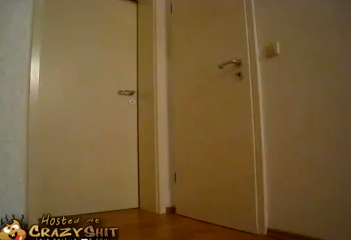 VIDEO. Mai rau ca intr-un film horror. Ingheti cand vezi cine deschide de fapt aceasta usa