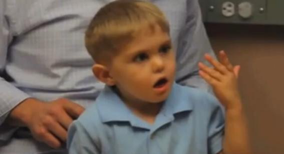 Momentul emotionant in care un copil de 3 ani aude pentru prima data in viata sa. VIDEO