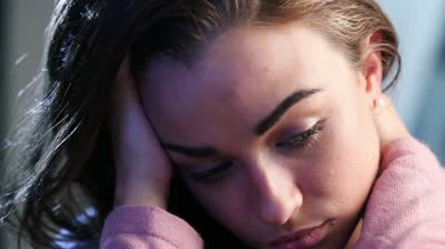 Nu ar trebui sa aiba astfel de probleme la varsta ei. Ce spun amicii iubitului despre adolescenta