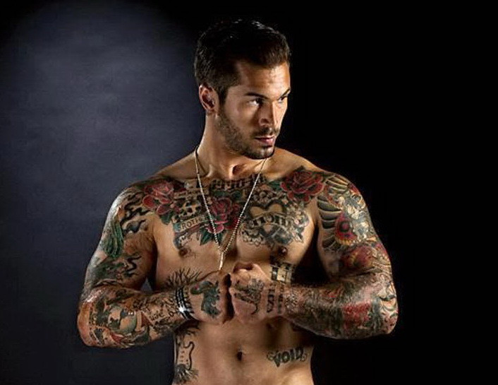 Eroul din Afganistan care a ajuns model de lenjerie intima. Drama din spatele fotografiei