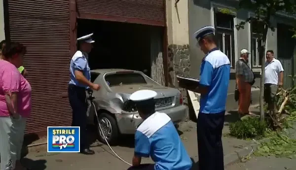 Cascador la varsta a treia. Un sofer de 91 de ani s-a oprit cu masina in mijlocul unei case