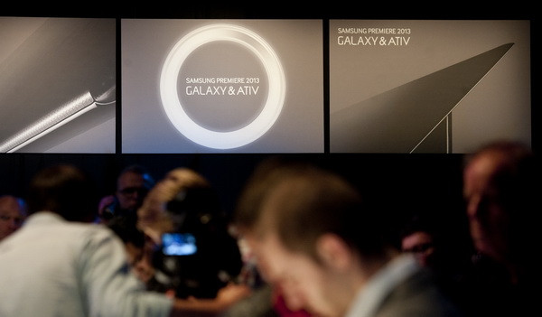 Samsung a dezvaluit aseara gadgetul anului. Are 33 cm si ruleaza cu doua sisteme de operare deodata