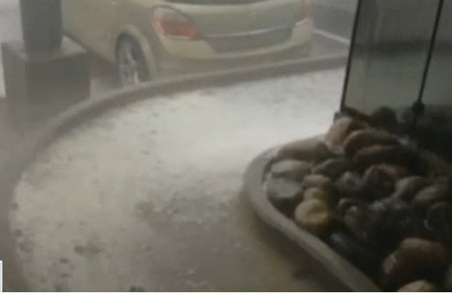 Furtuna violenta in Elvetia: 39 de oameni raniti, dupa ce un cort urias s-a prabusit peste ei