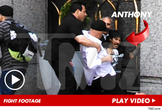 Solistul trupei Red Hot Chili Peppers s-a batut cu un agent de paza intr-un hotel. VIDEO